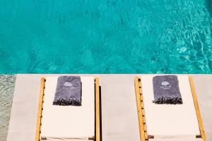 A piscina localizada em Mykonos Soul Luxury Suites ou nos arredores