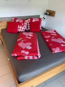 Postel nebo postele na pokoji v ubytování Ustria / Pensiun Trutg