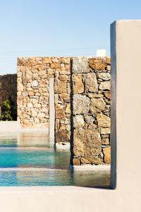A piscina localizada em Mykonos Soul Luxury Suites ou nos arredores