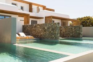 A piscina localizada em Mykonos Soul Luxury Suites ou nos arredores