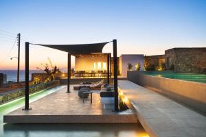 A piscina localizada em Mykonos Soul Luxury Suites ou nos arredores