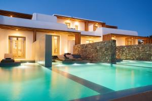A piscina localizada em Mykonos Soul Luxury Suites ou nos arredores