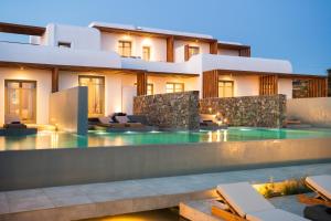 A piscina localizada em Mykonos Soul Luxury Suites ou nos arredores