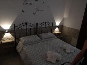 トッレ・ラピッロにあるCasa Vacanza Villa Teresaのベッドルーム1室(壁に星が付いたベッド1台付)