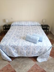 Una cama con dos almohadas encima. en EL MIRADOR DEL CORNEJA, en Mesegar de Corneja