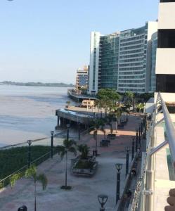 vistas a una playa con un edificio y al océano en LUXURY APARTMENT PUERTO SANTA ANA GUAYAQUIL, en Guayaquil