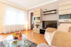 a living room with a glass table with a bowl of fruit at Bungalow Becker "Am Feldrand" in Jennewitz