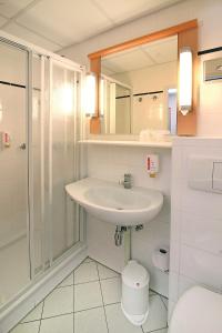 Baðherbergi á ibis Dresden Zentrum