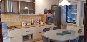 Kuchyň nebo kuchyňský kout v ubytování Apartman "Lara"