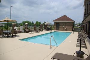 una gran piscina con sillas y mesas en Wingate by Wyndham Columbia/Lexington en Lexington