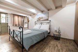 1 dormitorio con 1 cama con colcha verde en Old Town Diamond, en Rodas