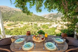 Gallery image of Stone Built Villa Galatia, Poolside & Perfect View in Karés