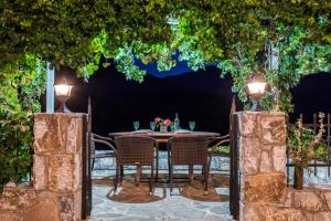 Κήπος έξω από το Stone Built Villa Galatia, Poolside & Perfect View