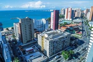 uma vista aérea de uma cidade com edifícios e o oceano em Belíssimo Apart Com Vista Mar em Fortaleza