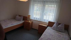 ein Schlafzimmer mit zwei Betten und einem Fenster in der Unterkunft Kaufhaus Feldberg in Rinken + 2 Fotos