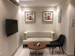 Ruang duduk di Dar Al Maamon Furnished Apartment