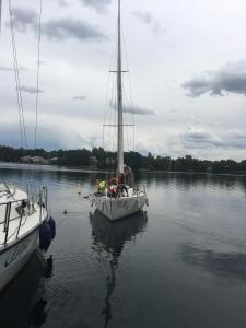 een groep mensen op een zeilboot in het water bij "MARKIZAS" Karaimu 25 in Trakai