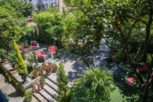 una vista elevada de un jardín con macetas en Hotel Casa del Marqués en Santillana del Mar