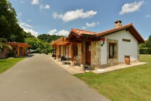 Gallery image of Piscina en Casa Rural con Encanto El Puentuco una de las casas mas valoradas de Cantabria in Villacarriedo