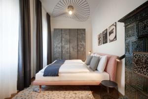 een slaapkamer met een groot bed in een kamer bij Arte Apartments in Bolzano