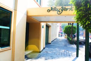 a building with a sign that reads new york at Hotel New York Ciudad de Mexico in Mexico City