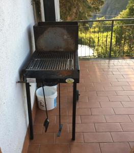 Gril dostupný pro hosty v chaty