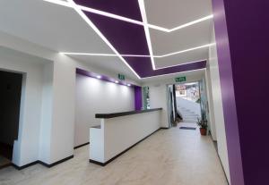 an office with a purple ceiling and a hallway at La Terraza Hotel in Jalpan