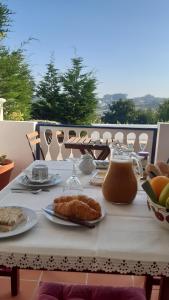 una mesa con platos de comida y copas de vino en Casa Vila Palmeira, en Fermelã