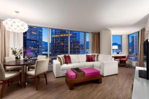 Posezení v ubytování Auberge Vancouver Hotel