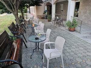 una fila de mesas y sillas en un patio en Rooms Kenedy, en Međugorje
