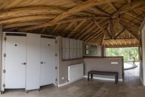 Habitación con armarios blancos y techo de madera. en Apartamentos Rurales de la Sexma del Sabinar, en Corduente