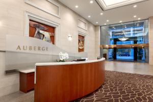 Vstupní hala nebo recepce v ubytování Auberge Vancouver Hotel