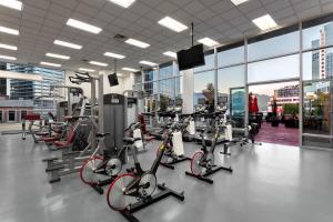 Fitness centrum a/nebo fitness zařízení v ubytování Auberge Vancouver Hotel
