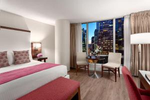 Postel nebo postele na pokoji v ubytování Auberge Vancouver Hotel