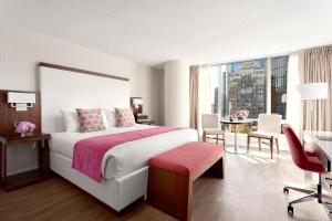 Postel nebo postele na pokoji v ubytování Auberge Vancouver Hotel