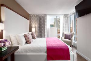 Postel nebo postele na pokoji v ubytování Auberge Vancouver Hotel