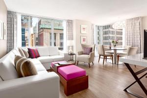 Posezení v ubytování Auberge Vancouver Hotel