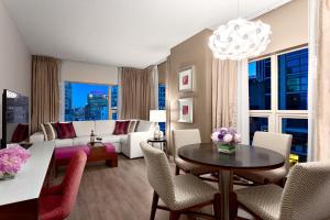 Posezení v ubytování Auberge Vancouver Hotel