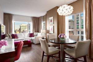 Posezení v ubytování Auberge Vancouver Hotel