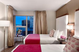 Postel nebo postele na pokoji v ubytování Auberge Vancouver Hotel