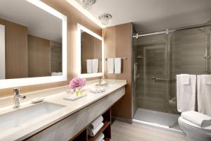 Koupelna v ubytování Auberge Vancouver Hotel