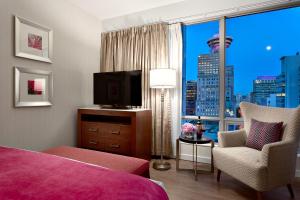 TV a/nebo společenská místnost v ubytování Auberge Vancouver Hotel