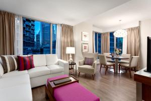 Posezení v ubytování Auberge Vancouver Hotel