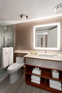 Koupelna v ubytování Auberge Vancouver Hotel