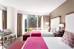 Postel nebo postele na pokoji v ubytování Auberge Vancouver Hotel