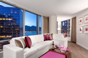 Posezení v ubytování Auberge Vancouver Hotel