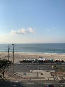 um parque de estacionamento junto a uma praia com guarda-sóis em Studio Atlântica II no Rio de Janeiro