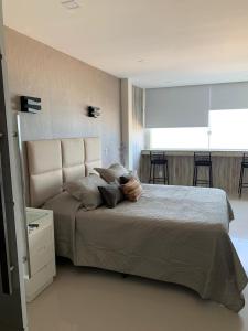 1 dormitorio con 1 cama grande y ventana grande en Studio Atlântica II, en Río de Janeiro