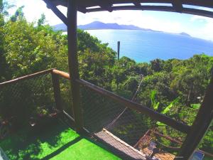 Vom Balkon eines Hauses genießen Sie Meerblick. in der Unterkunft Hostel do Morro in Florianópolis