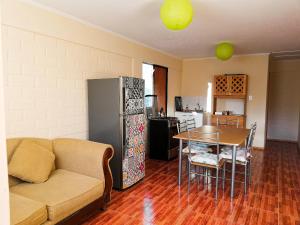 a living room with a couch and a table and a kitchen at Cabaña Vicuña in Vicuña
